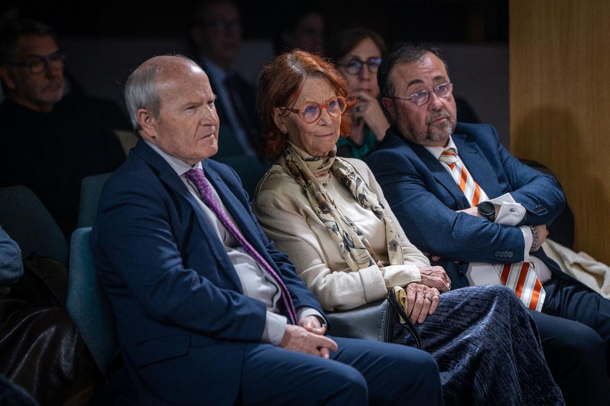 El expresidente José Montilla y la sindica de greuges, Esther Giménez Salinas, en primera fila. AUTOR: MANU MITRU