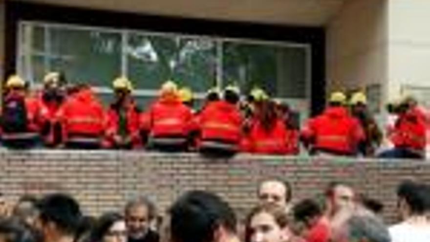 Els Bombers, protegint l&#039;entrada d&#039;un dels col·legis de Lleida.