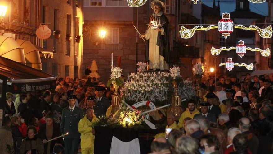 Los fieles siguen el recorrido de la procesión por las calles de la ciudad fronteriza, ayer, en la despedida de las fiestas patronales. // José Lores