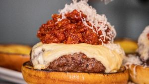 La Chulapa, una burger exclusiva creada por Café Comercial y Juancho’s BBQ, que captura la auténtica esencia madrileña.