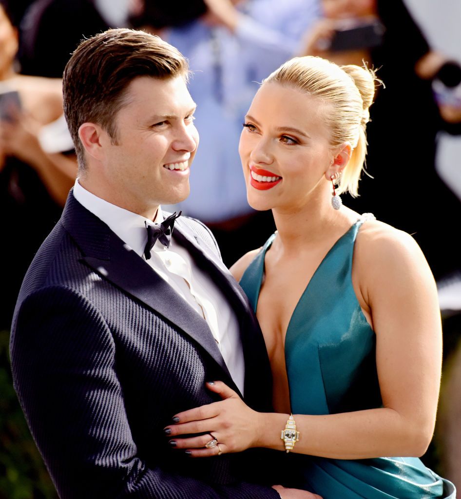 Colin Jost y Scarlett Johansson se casan en secreto.
