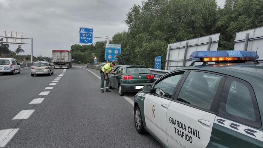 La Guardia Civil de Tráfico en una anterior intervención en la PO-10 de Pontevedra.