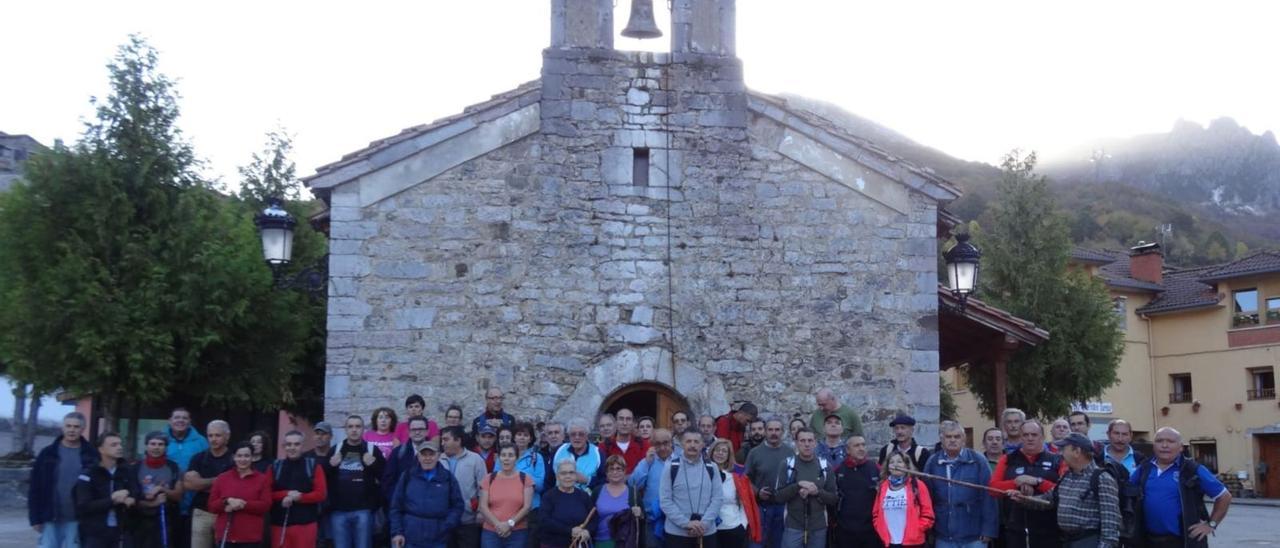 Participantes en la ruta de 2004, en Tarna. | F. R.