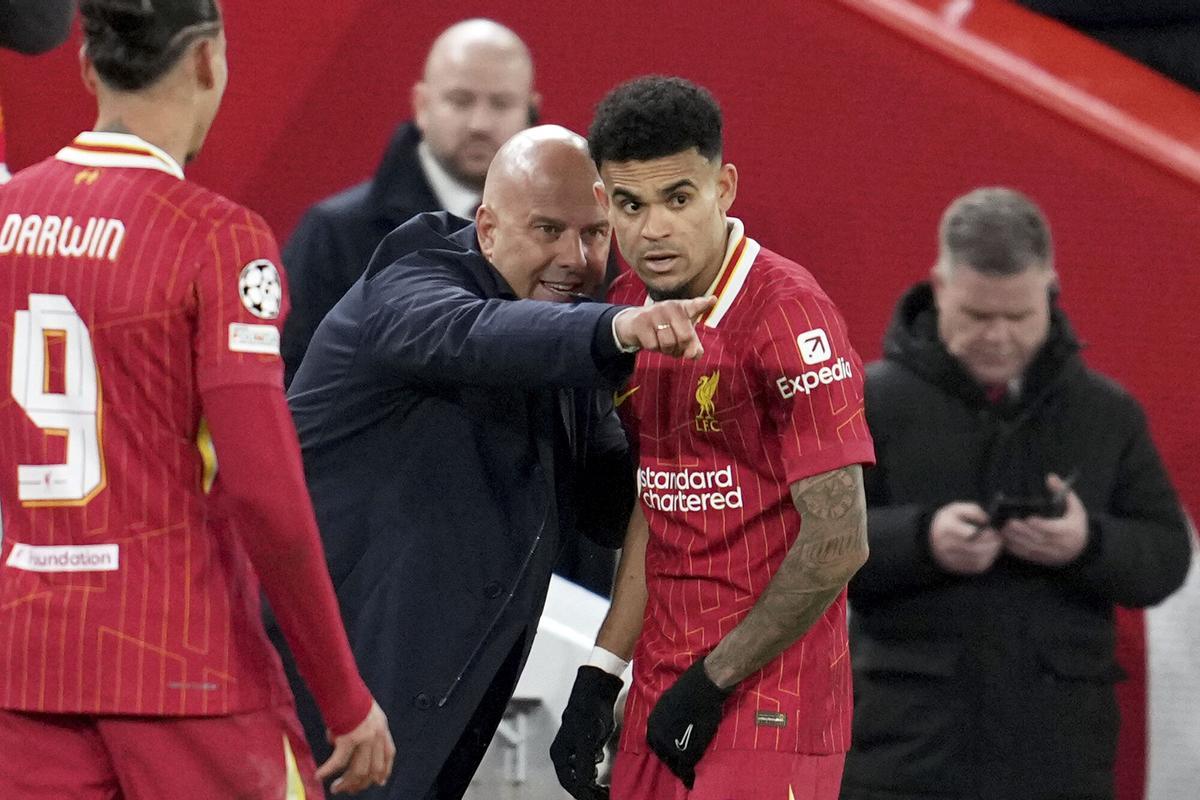 Luis Díaz con Arne Slot en el partido de Champions ante el Real Madrid.