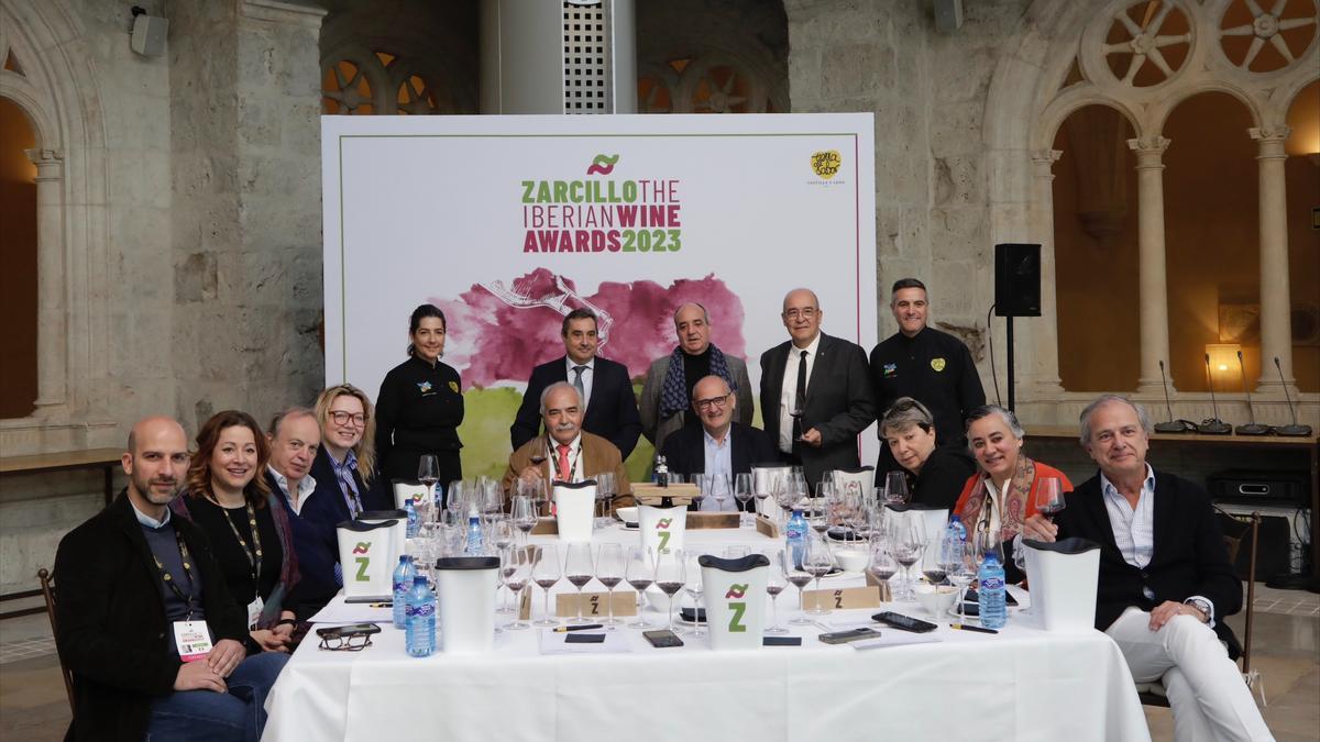 Catadores del concurso vinícola posan tras la valoración de muestras