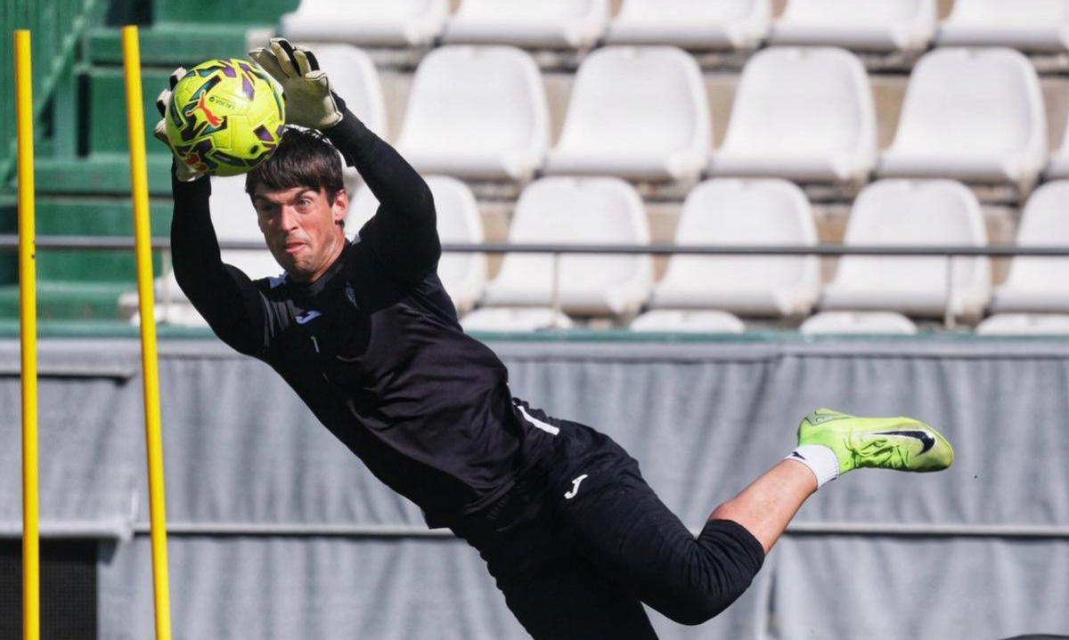 Iker Álvarez, en un entrenamiento, será el portero titular del Córdoba CF ante la baja por lesión de Carlos Marín.