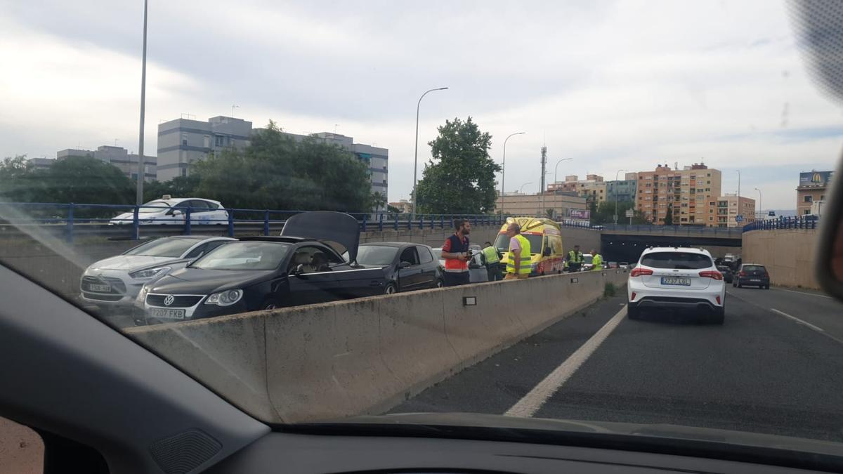 Grandes retenciones tras la colisión múltiple en el túnel de Can Blau.