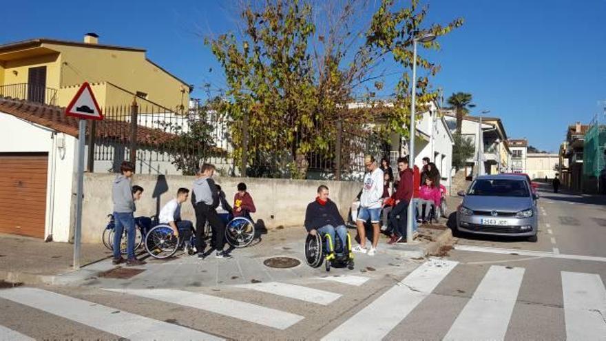 Els alumnes de 3r d&#039;ESO, amb membres de l&#039;entitat Mifas.