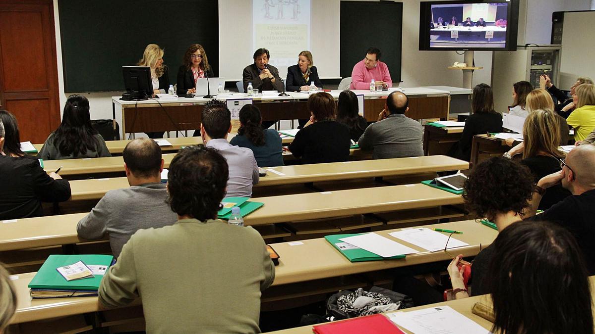 Alumnos del curso de mediación en la presentación de una de las ediciones del curso en el centro de la UNED. | Jose Luis Fernández