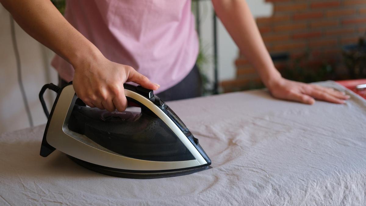 TRUCO COLGAR ROPA  Adiós a las pinzas para la ropa, la tendencia que  arrasa para colgarla dentro de casa