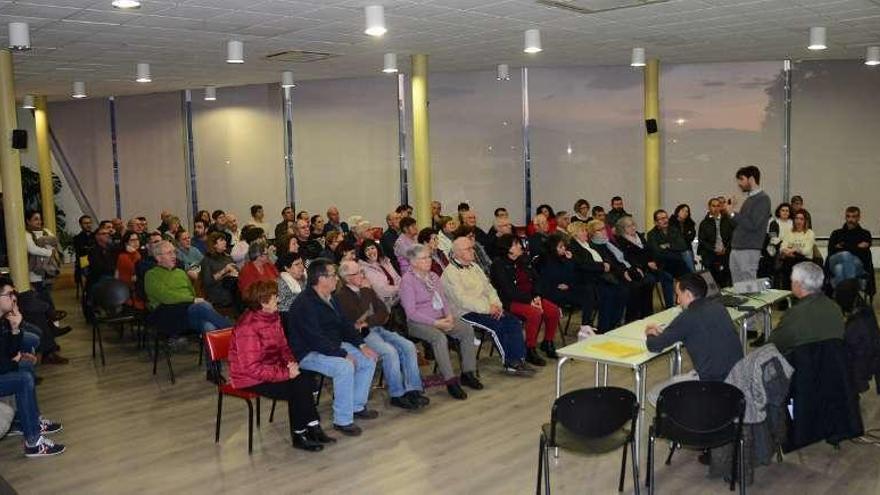 El edil de Movilidad, Rodrigo Currás, explica el proyecto a los vecinos en el club de jubilados. // Gonzalo N.