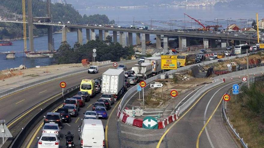 Cientos de vehículos, entre ellos numerosos camiones, atrapados en el puente de Rande por las obras de ampliación. // Ricardo Grobas