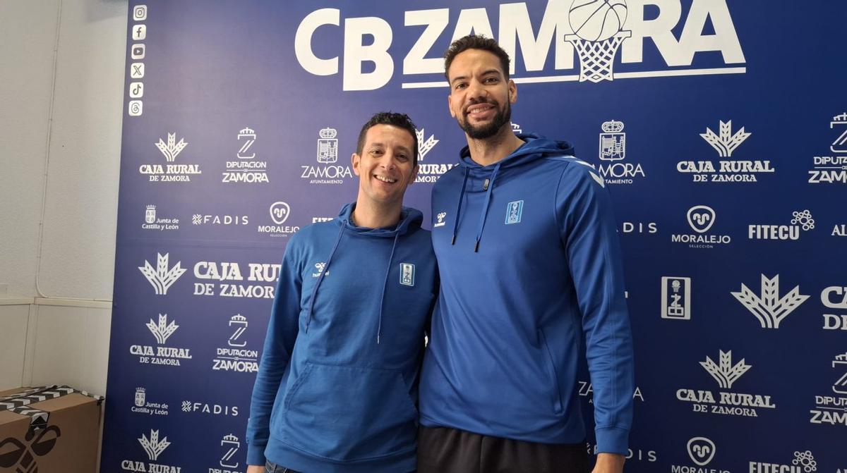 Saulo Hernández y Joey Van Zegeren, este jueves en la sede del CB Zamora. | LOZ
