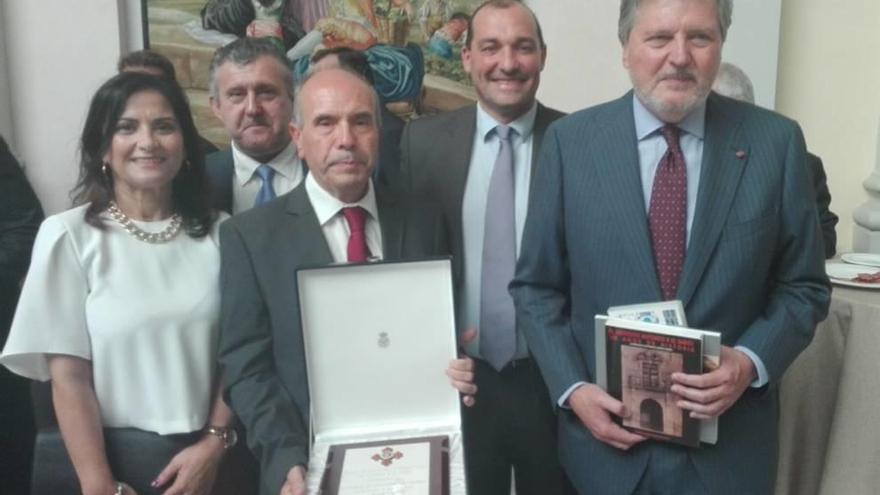 Rafael Marín, director del centro, con la placa.