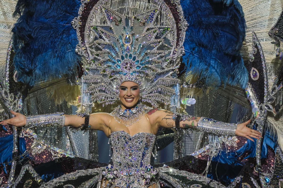 Ángeles Moreno Santana, en representación de Danisa Clinic Stetic SL, luce el diseño de José Julio Armas titulado: «Igual que ¡tú!»