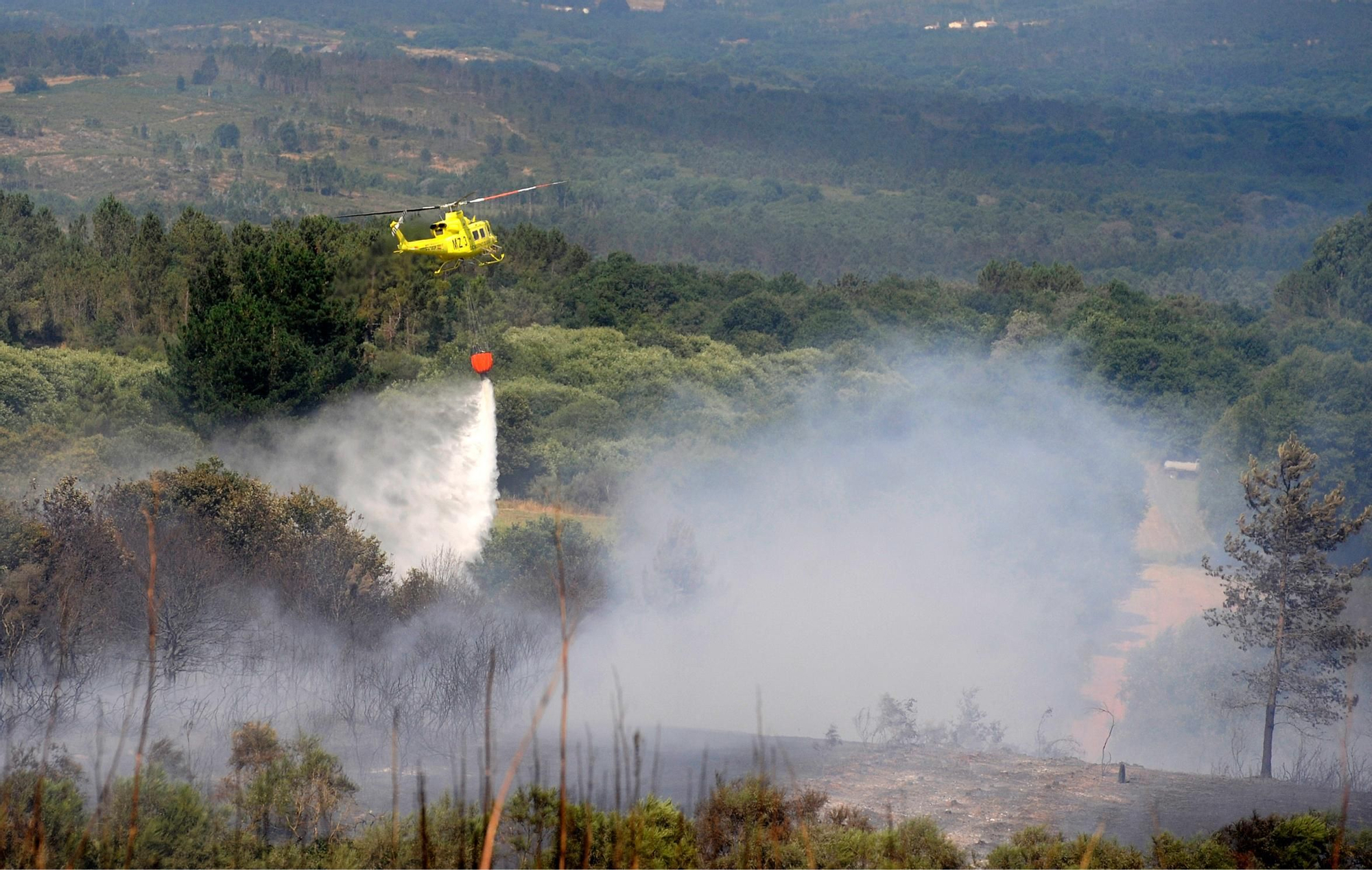 Una chispa provoca un incendio forestal en Lalín