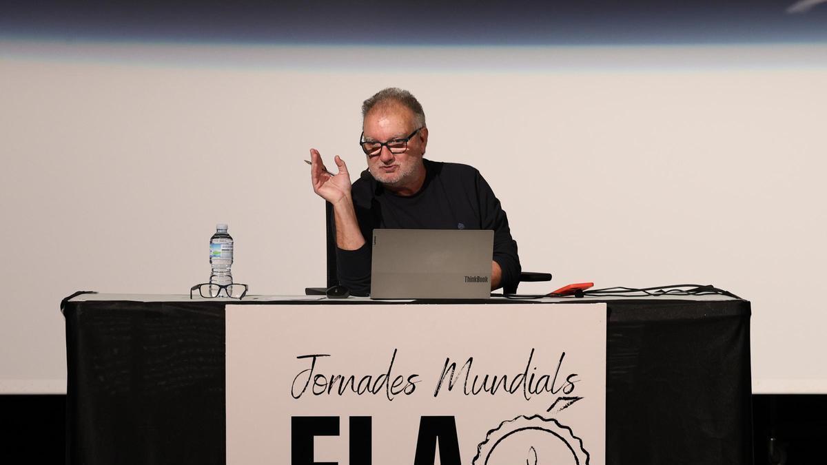 Antoni Manonelles, en Sant Josep, durante la charla que ofreció en Can Jeroni, titulada ‘Un món de flaons’.