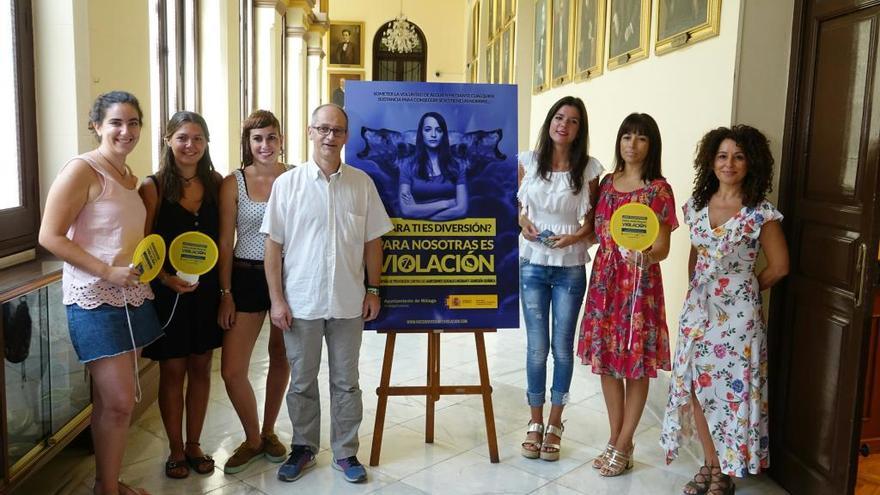 Loli Caetano, directora de Juventud, junto a Ruth Sarabia y miembros de ACP