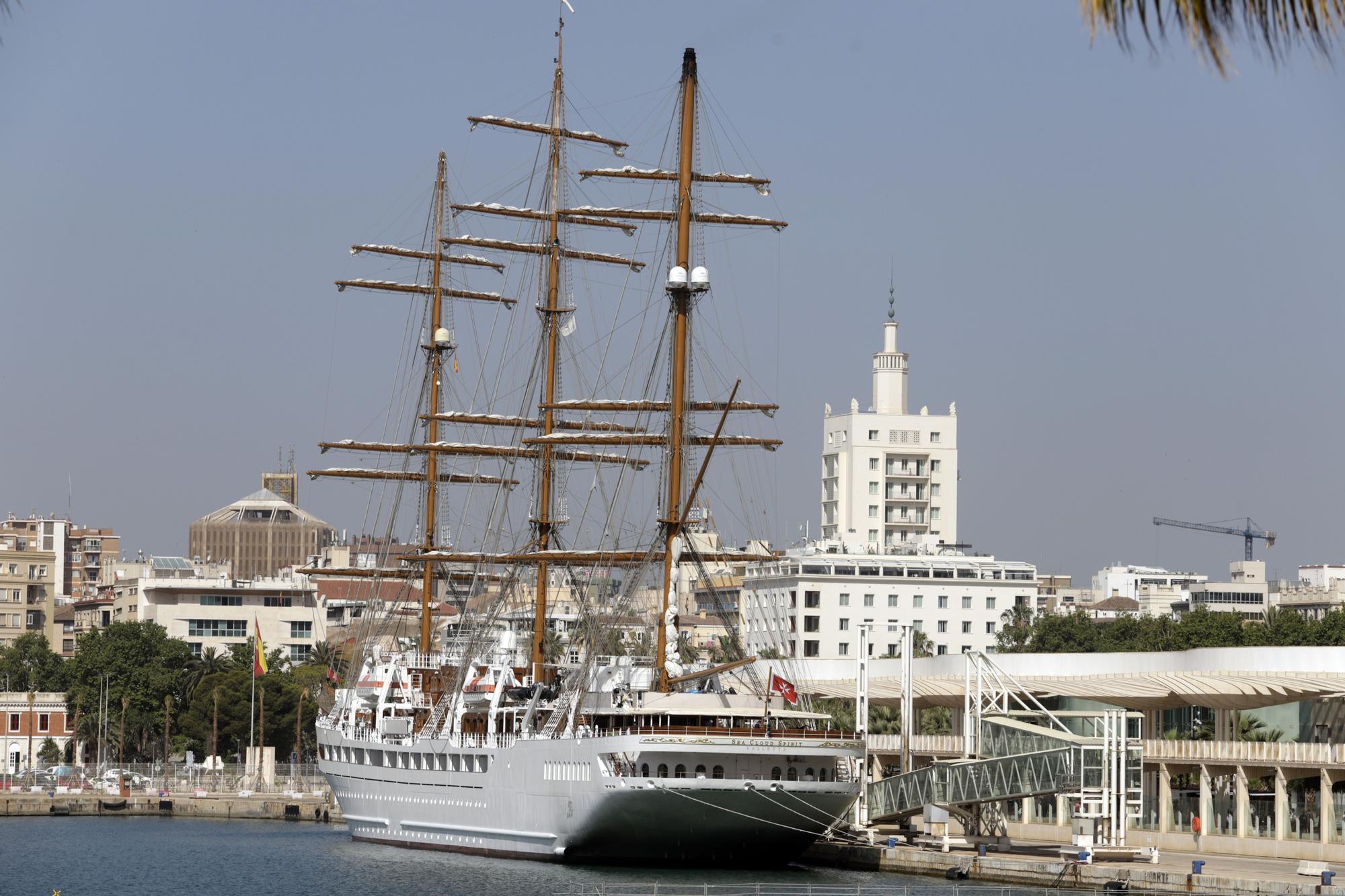 El lujoso 'Sea Cloud Spirit' atraca en el Palmeral del Puerto de Málaga