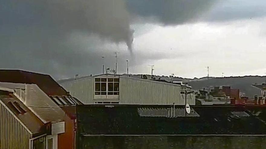 Imagen del pequeño tornado que pasó el pasado domingo por Sada tomada por un vecino.
