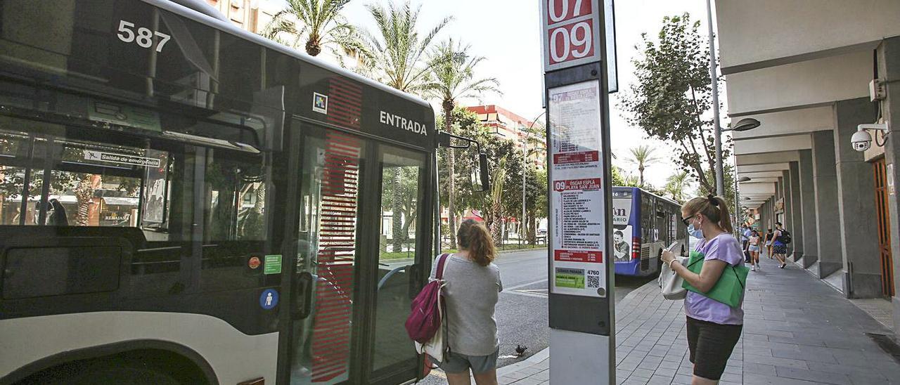 Usuarias del servicio de autobús urbano, este lunes en Óscar Esplá.  | PILAR CORTÉS