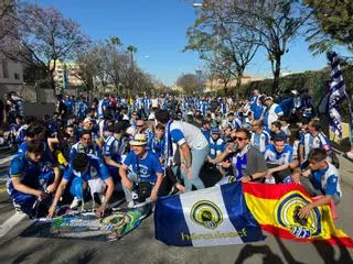 Los seguidores blanquiazules se concentran en la previa del trascendental encuentro ante el Lleida para calentar el ambiente y recibir al equipo