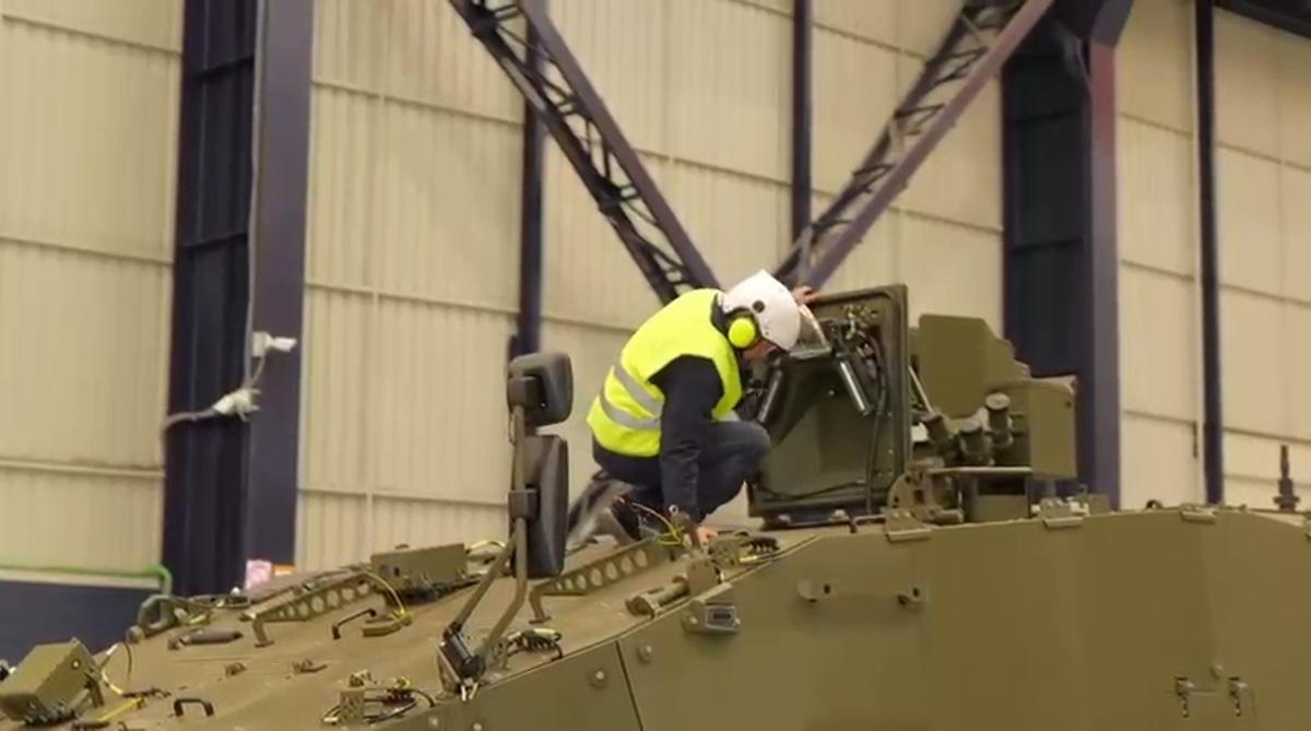 Llega a El Tallerón el primer vehículu de combate 8x8 procedente de Trubia.