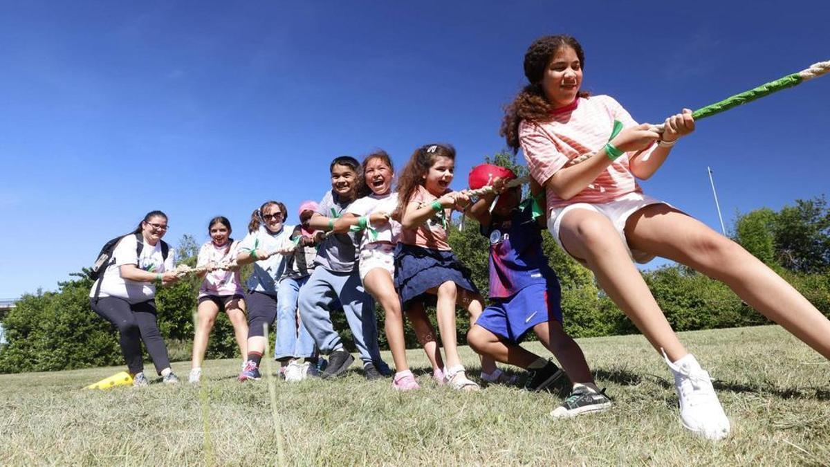 Participantes en la yincana de «Activo mi Salud», en La Corredoria, jugando a la soga.
