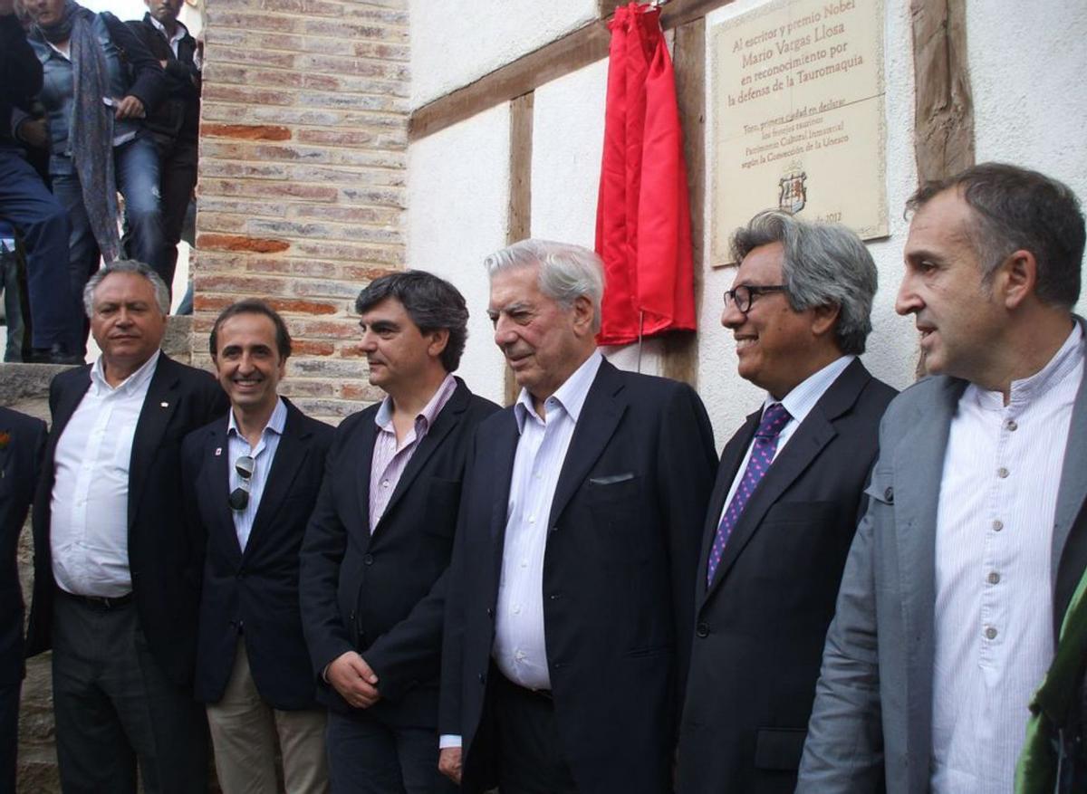 Homenaje a Mario Vargas Llosa en la plaza de toros de Toro. | M. C. (Archivo).