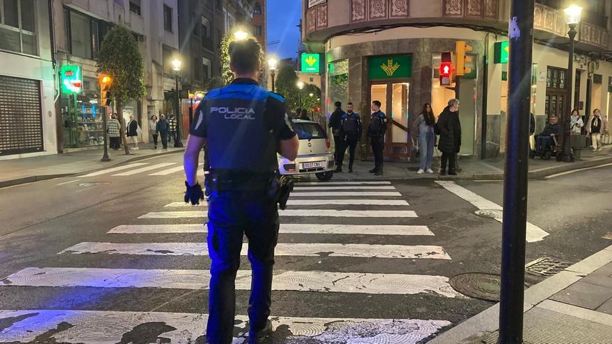 Nueva intervención en la calle Cabrales por tráfico de droga: varias patrullas y perros antidroga en pleno de Gijón