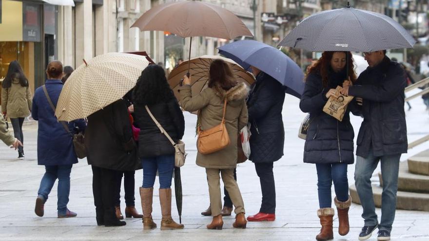 Gente con paraguas, esta tarde en Vigo. // A. Villar