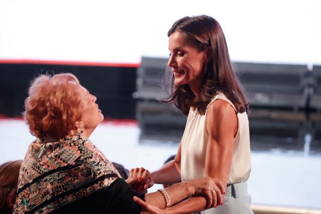 El emotivo gesto de la reina Letizia con una anciana durante el acto de clausura del proyecto 'Euros de tu nómina' del Banco Santander