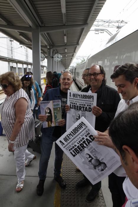 Llegada del "tren negro" a la estación de Gijón.