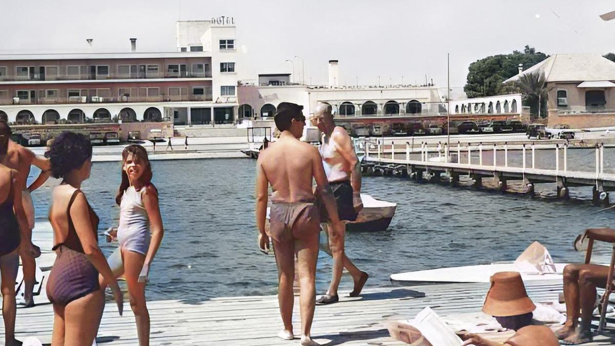 El hotel Los Arcos y su balneario. 1961.