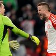 Eric Dier y Manuel Neuer celebran el pase a las semifinales de la Champions League