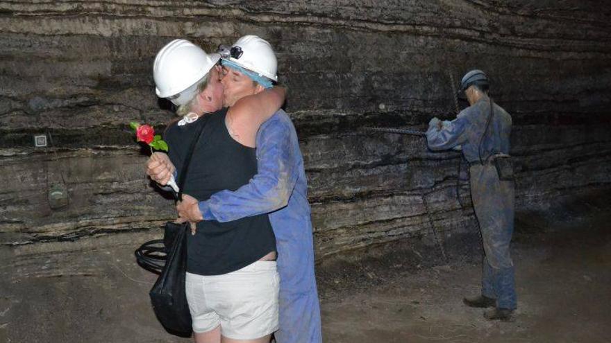 Una pareja de alemanes se promete en la mina