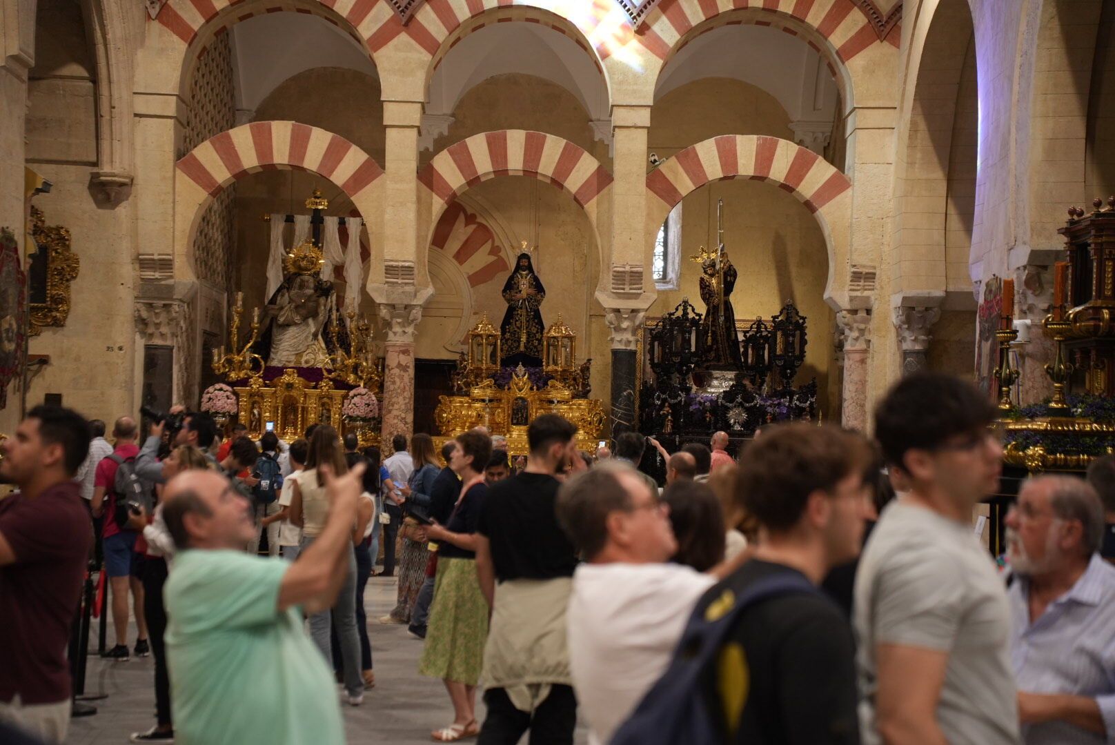 La imágenes del Magno Vía Crucis expuestas en la Mezquita Catedral