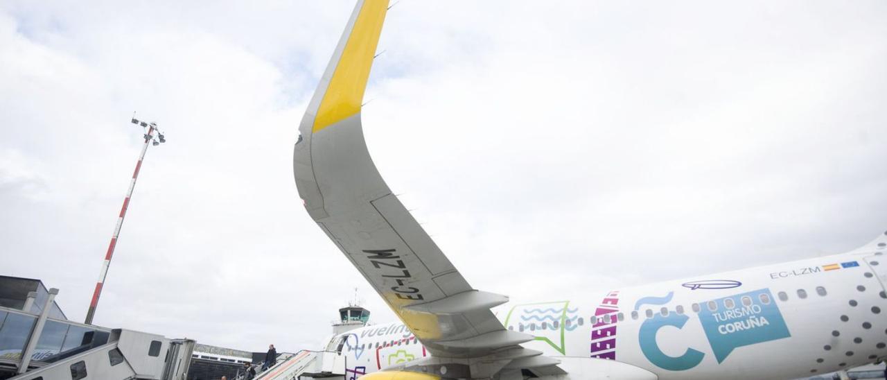 Avión de Vueling en el aeropuerto de A Coruña. |   // 13FOTOS