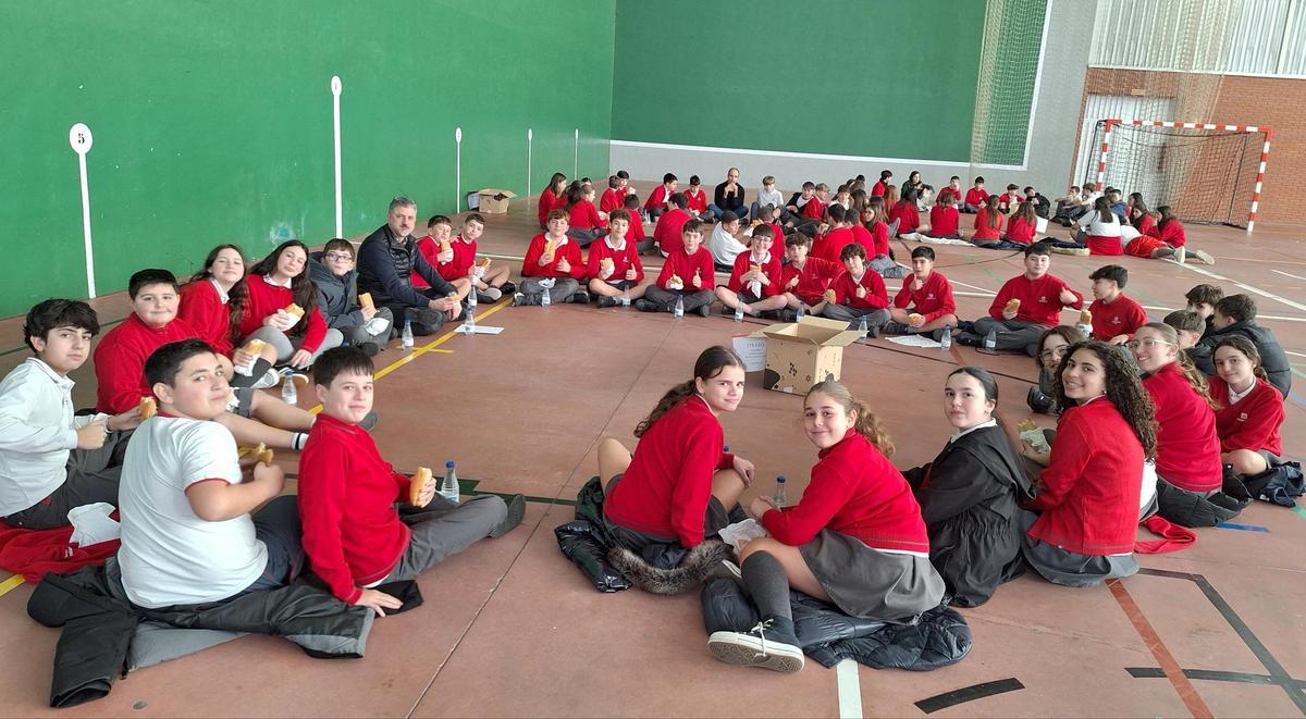 Alumnado del Santo Ángel, durante la actividad del "Bocata solidario".