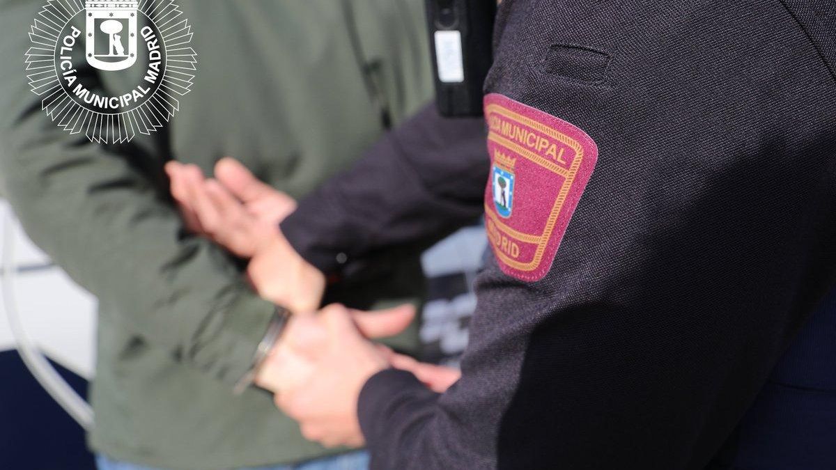 Un agente de la Policía Municipal de Madrid, realizando una detención.
