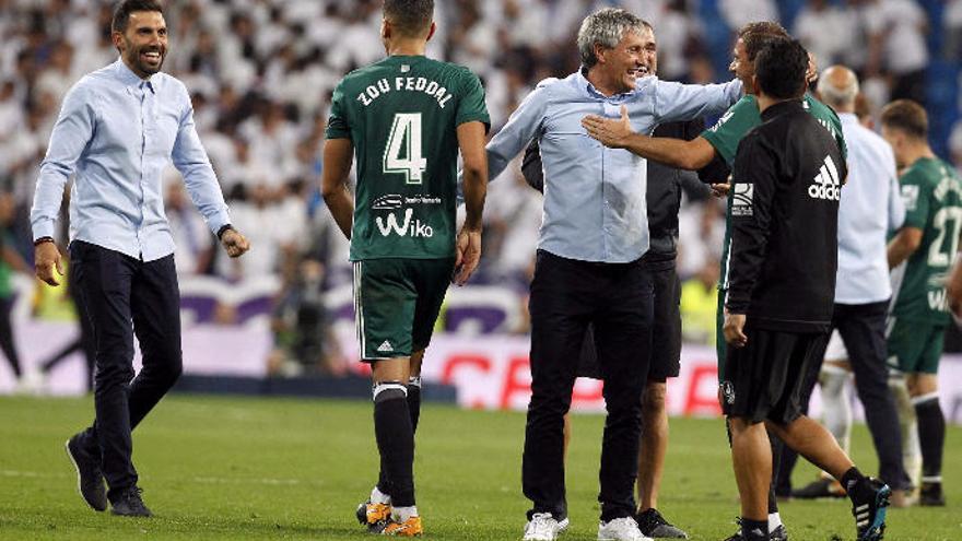 Quique Setién y Eder Sarabia celebran la victoria ante el Real Madrid.