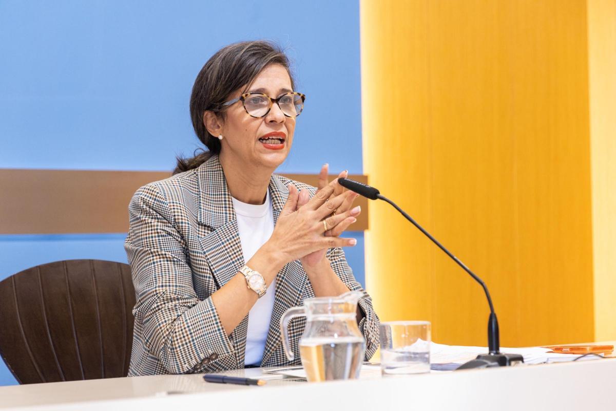 La concejal de Políticas Sociales, Marian Orós, informa sobre el rechazo a la regularización de migrantes.