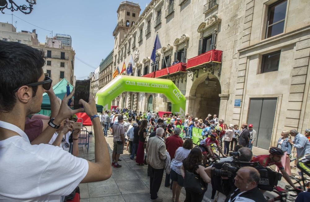 Víctor Martínez, primer líder de la Vuelta a la Provincia de Alicante