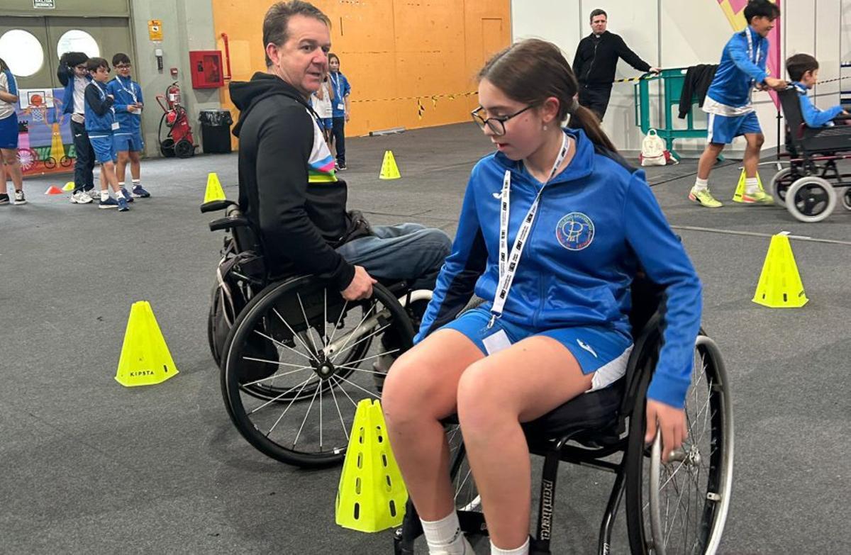 Escolares probando medios para atletas con diversidad . | FDV