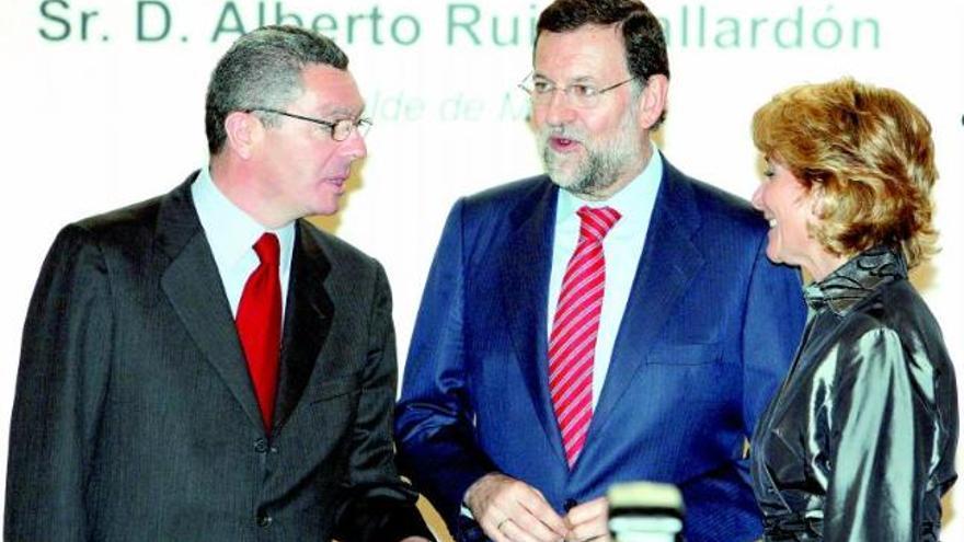 El presidente del PP, Mariano Rajoy, conversa con Esperanza Aguirre y Alberto Ruiz-Gallardón.