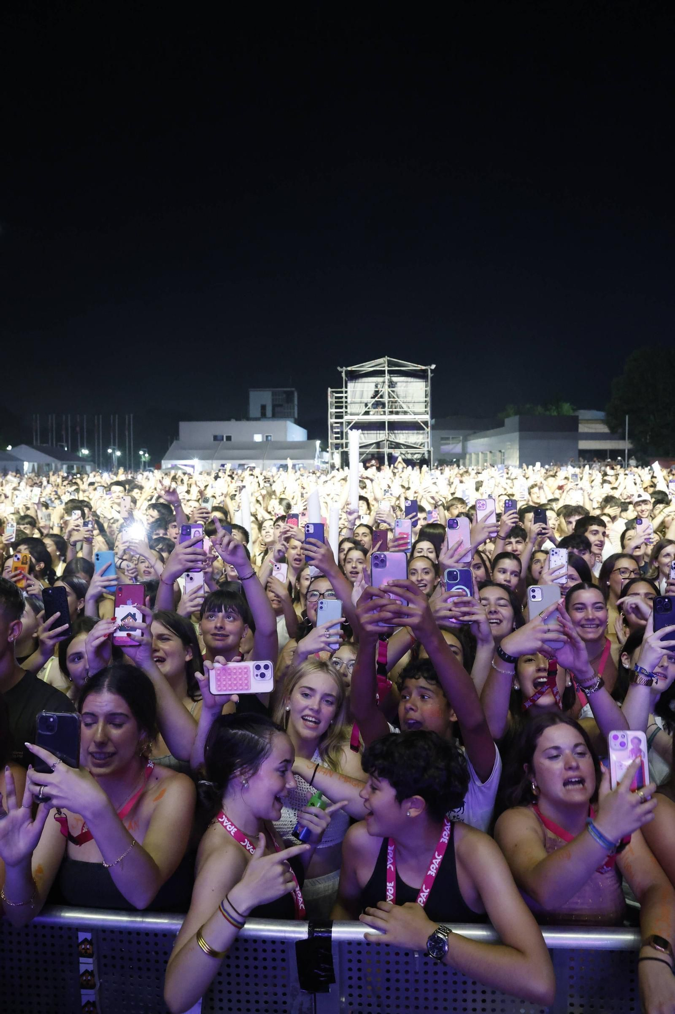 Largas colas y lleno hasta la bandera en el concierto de Juan Magán en Gijón (en imágenes)