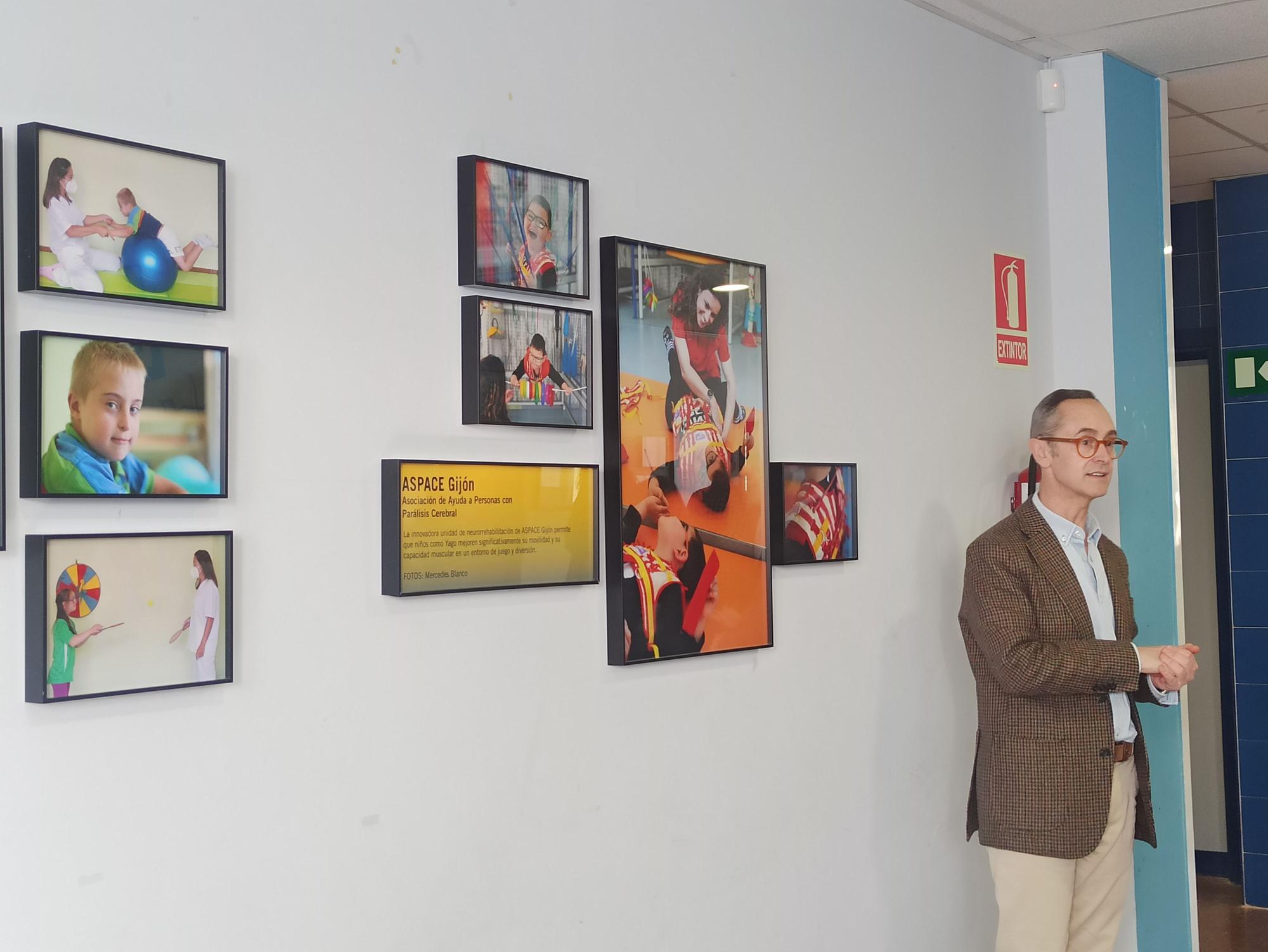 La exposición "Nuestros vecinos invisibles" sorprende a los alumnos del instituto de Llanera: "Es inspiradora"