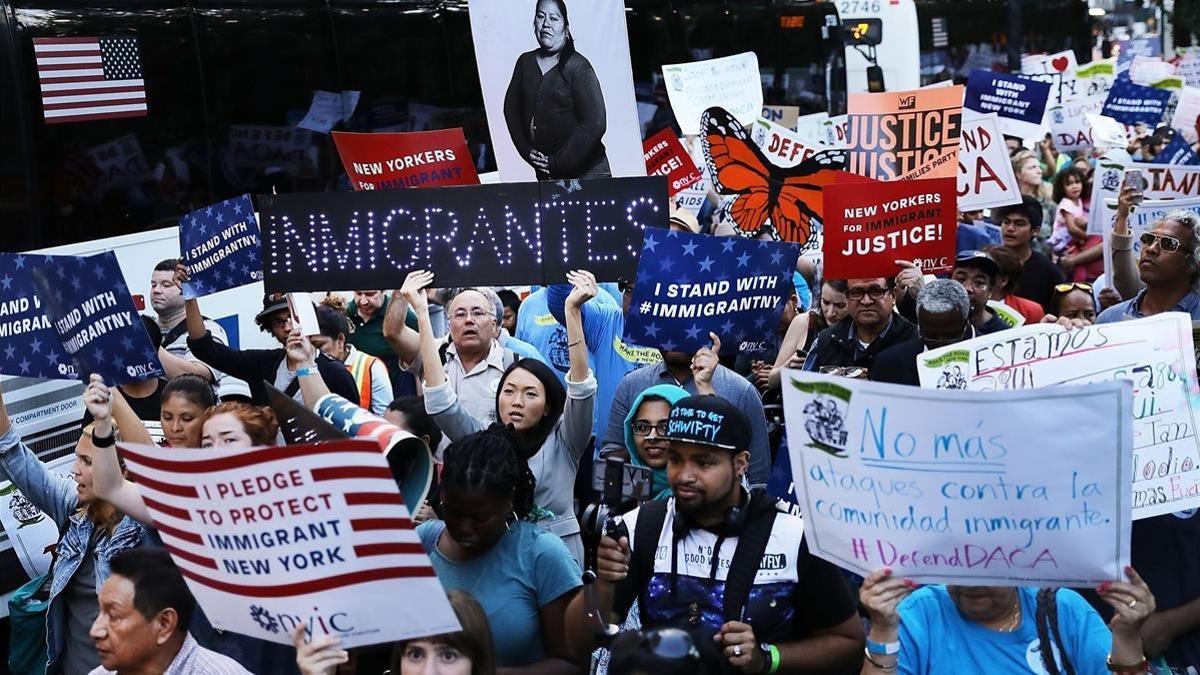 migrantes eeuu Cientos de manifestantes en una marcha a favor del programa DACA, el 30 de agosto, en Nueva York.