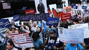 Cientos de manifestantes en una marcha a favor del programa DACA en Nueva York.