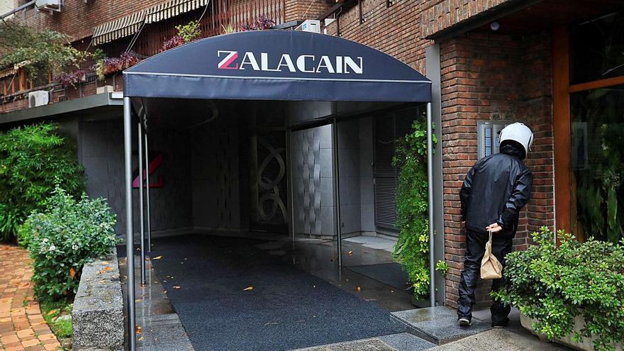 Zalacaín levanta la mesa